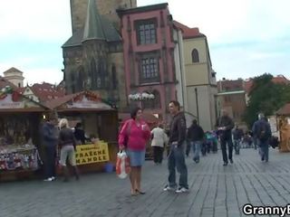 Nonnina turista salti su pene