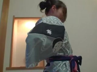 Felirattal cenzúrázatlan félénk japán bevállalós anyuka -ban yukata -ban saját tulajdonú gépjármű