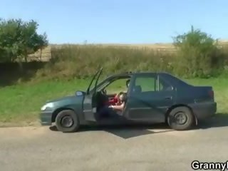 Ella paseos mi apasionada miembro derecho en la coche