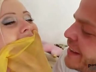 Blonda bibi al naibii ciorapi Adult clamă dreapta prin nylon