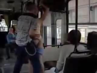 Публичен мръсен филм в пренаселено автобус