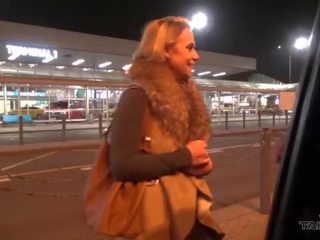 Takevan pieptoasa milf cu natural tate lua o călătorie cu străin cu mare johnson