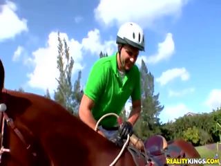 Büyük ğöğüslü lezbiyen genç equestrienne cynthia patlama ipek