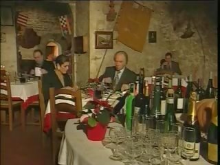 Elegantno italijanke marriageable varanje mož na restaurant