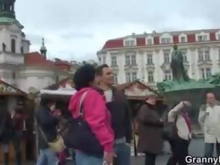 Senelė turistas gauna pasirinkote į viršų ir pounded