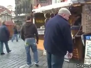 Babka turista jumps na vták