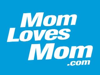 Mam houdt mam: concupiscent blondine momma in rood kniekousen neemt het dubbele