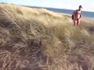 Masturbation pour son mari et une perverti étranger beside plage