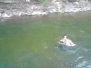 Fantastiskt och bystiga amatör tonårs stunner simning naken i den flod - fuckmehard.club