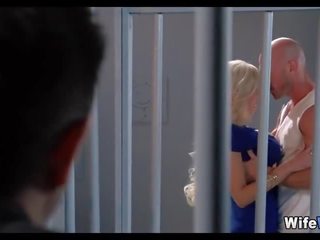 Vērojošas viņa blondīne sieva trieciens cits puisis uz ieslodzītas