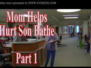 Māte palīdz ievainots dēls bathe daļa viens