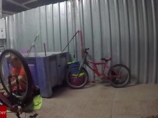 Engrasando la bicicleta y el coño de la gorda grabado escroquerie cámara oculta gui030