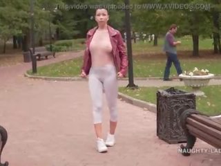 Тънък бял стегнат клинове и чист blouse… did ви проверка навън мой камилско копито ;?