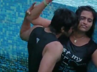Sud indiano desi bhabhi exceptional storia d’amore a nuoto piscina - hindi caldi breve movie-2016