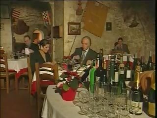 Elegant italiensk marriageable utroskap mann på restaurant